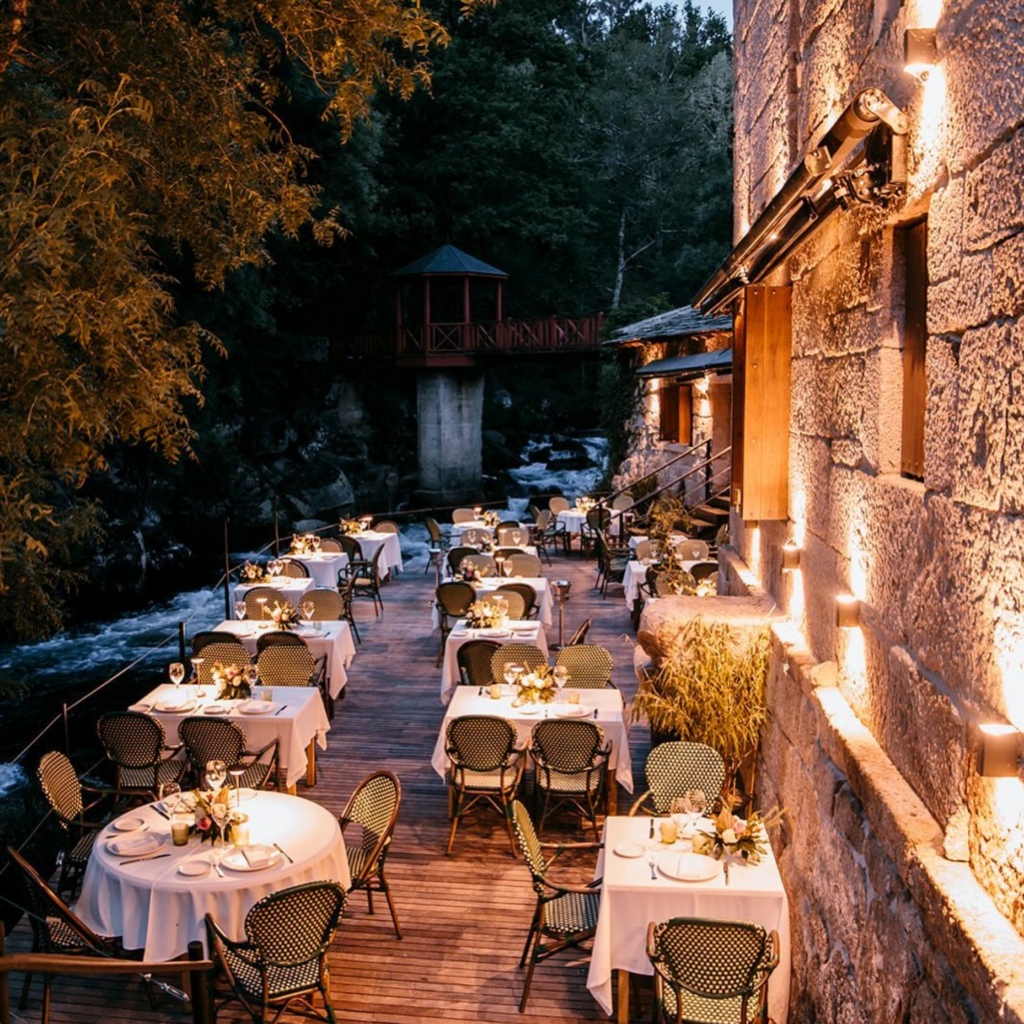 Exterior del restaurante Muino das Lousas en O Carballino junto al rio Arenteiro.