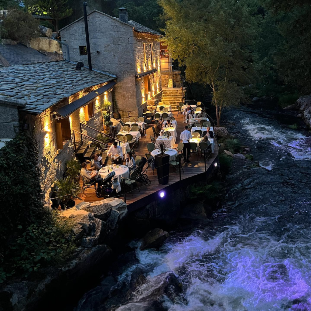 Exterior del restaurante Muino das Lousas en O Carballino junto al rio Arenteiro.